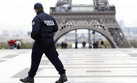 Policía de Paris Francia aumentará el despliegue de seguridad durante las fiestas